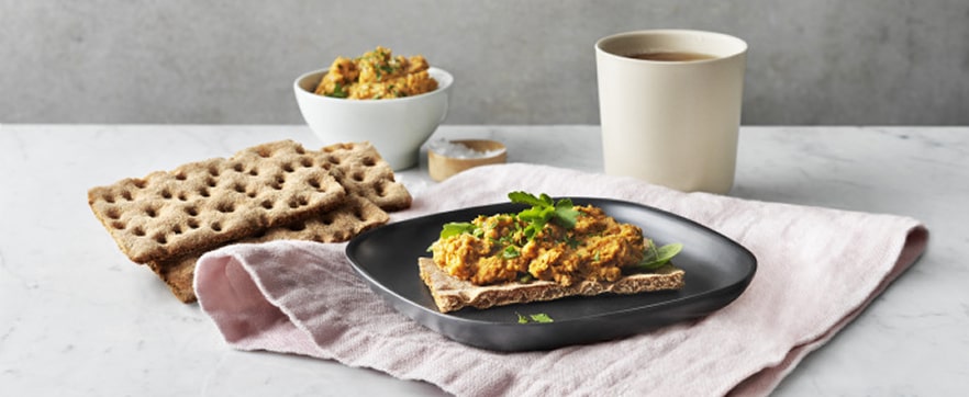 Fette Wasa con hummus di carote arrostite